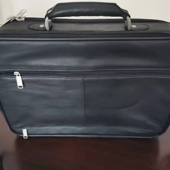 Danier Genuine Leather laptop case 15 Inch Black - Picture 3 of 10
